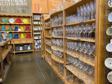 Orlando, FL / USA-9 / 12 / 20: Orlando, Florida 'da bir Cost Plus Dünya Piyasası perakende mağazasında sıralanmış cam eşyalar.