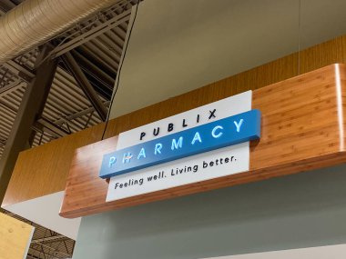 Orlando, FL / USA-9 / 13 / 20: Orlando, Florida 'daki Publix market eczanesinin üstündeki tabela.