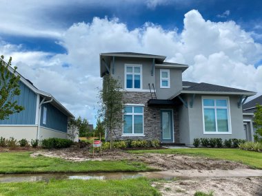 Orlando, FL / USA-9 / 10 / 20: Önünde bir tabela olan ve insanları Orlando, Florida 'daki Laureate Park' ta inşaata girmemeleri konusunda uyaran bir ev.