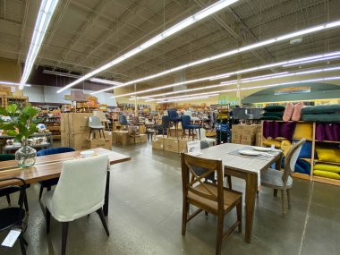 Orlando, FL / USA-9 / 12 / 20: Orlando, Florida 'daki Cost Plus World Market perakende mağazasının genel görünümü.