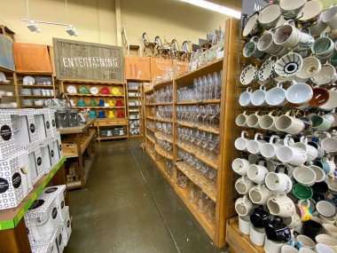 Orlando, FL / USA-9 / 12 / 20: Orlando, Florida 'da bir Cost Plus Dünya Piyasası perakende mağazasında sıralanmış cam eşyalar.