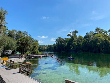 Dunnellon, FL / USA - 9 / 2 / 20: Dunnellon, Florida 'daki KP Hole County parkından kayak yapan insanlar.