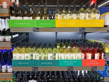 Orlando, FL / USA -8 / 6 / 20: Orlando, Florida 'daki bir Aldi marketinde Winking Owl mağazasının şarap reyonu.