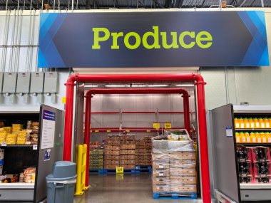 Orlando, FL / USA-8 / 6 / 20: The Produce tabelası Orlando, Florida 'daki Sam' s Club deposunda soğutmalı üretim odasının üstünde..
