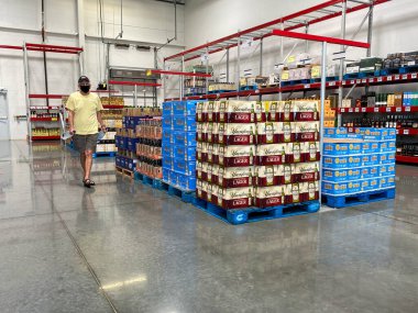 Orlando, FL / USA-8 / 6 / 20: Orlando, Florida 'daki Sam' s Club deposundaki likör dükkanının içi.