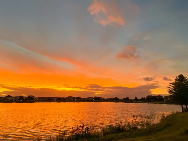 Piękny Różowy Pomarańczowy Niebieski Zachód Słońca Odbija Się Jeziorze Dzielnicy — Zdjęcie stockowe
