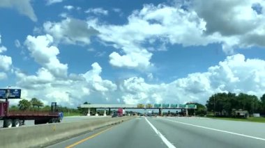 Bir arabanın perspektifinden Sunpass gişesine yaklaşıyoruz..