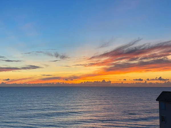 Belo Nascer Sol Laranja Azul Rosa Sobre Oceano Atlântico Uma — Fotografia de Stock