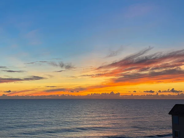 Belo Nascer Sol Laranja Azul Rosa Sobre Oceano Atlântico Uma — Fotografia de Stock