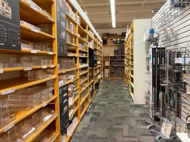 Orlando, FL / USA-9 / 28 / 20: The Container Store perakende mağazasında banyo organizasyonu ürünlerinin sergilenmesi.