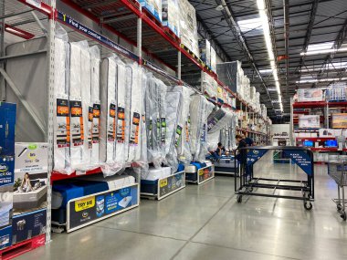 Orlando, FL / USA -1 / 23 / 20: Sams Club 'ın çeşitli yatakları tüketiciler tarafından denenmeye ve satın alınmaya hazır yatak koridoru.