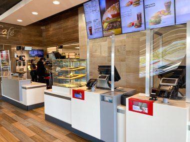 Orlando, FL / USA-9 / 1 / 20: Orlando, Florida 'daki McDonalds' da koronavirüs salgını için pleksiglas kalkanlı sipariş ve ödeme sayacı.