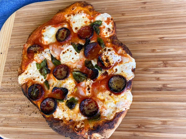 Domácí Pizza Dřevěné Řezací Desce Která Právě Vylezla Pece Dřevo — Stock fotografie