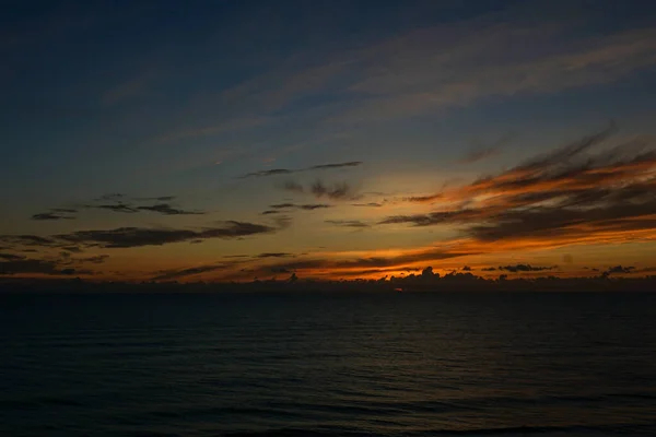 Colorido Nascer Sol Azul Amarelo Laranja Sobre Oceano Atlântico Uma — Fotografia de Stock