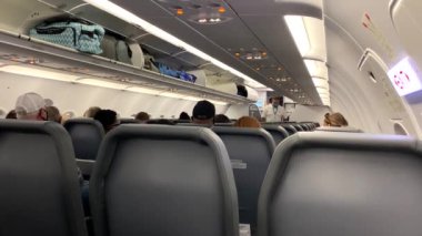 Orlando, FL / USA - 10 / 2 / 20: İnsanlar uçağın kalkmasını bekliyor.