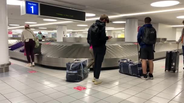 Louis Usa People Waiting Baggage Claim Carousel Pick Luggage Wearing — Stock Video