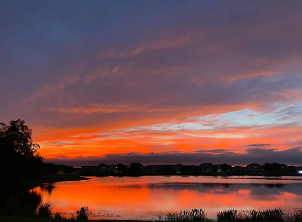 Hermosa Puesta Sol Rosa Naranja Azul Que Refleja Lago Barrio — Foto de Stock