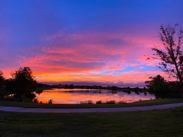 Прекрасний Рожевий Помаранчевий Синій Захід Сонця Відображається Озері Околицях — стокове фото