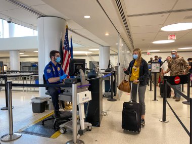 St. Louis, MO / USA - 10 / 4 / 20: St. Louis, MO Lambert Uluslararası Havaalanı STL 'de güvenlik sınırında yürüyen insanlar.