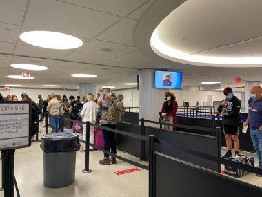 St. Louis, MO / USA - 10 / 4 / 20: St. Louis, MO Lambert Uluslararası Havaalanı STL 'de güvenlik sınırında yürüyen insanlar.