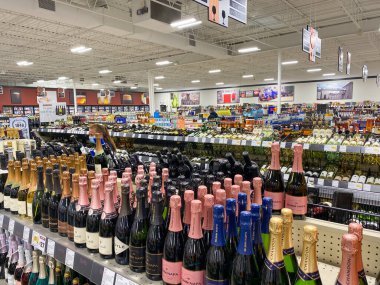 Springfield, IL / USA - 10 / 2 / 20: Springfield, IL 'deki Binny' s Beverage Depot perakende içki dükkanının iç görünümü.