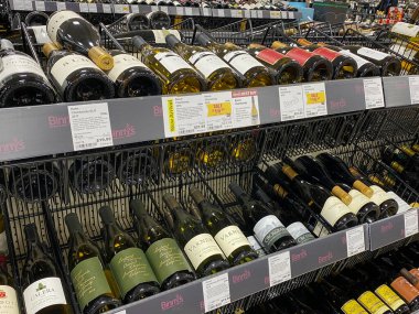 Springfield, IL / USA - 10 / 2 / 20: Binny 's Beverage Depot' un Chardonnay Beyaz Şarap reyonu.