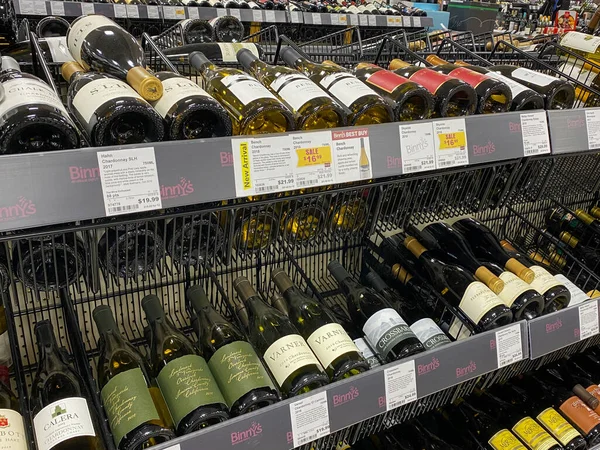 Springfield, IL / USA - 10 / 2 / 20: Binny 's Beverage Depot' un Chardonnay Beyaz Şarap reyonu.