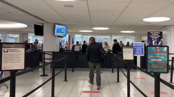 Louis Usa Hombre Caminando Hasta Área Pre Check Tsa Aeropuerto — Vídeo de stock