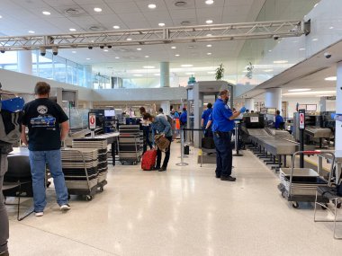 St. Louis, MO / USA - 10 / 2 / 20: St. Louis 'deki TSA güvenliği, MO Lambert Uluslararası Havaalanı STL.