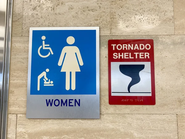 Baño Mujeres Los Letreros Del Refugio Tornados Dirigen Gente Refugio — Foto de Stock