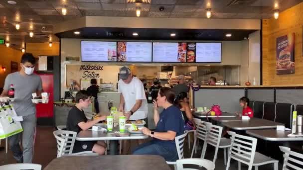 奥兰多 Usa 佛罗里达州诺纳奥兰多湖的汉堡Fi快餐店里吃饭的人 — 图库视频影像