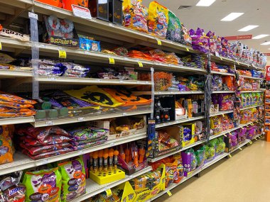 Springfield, IL / USA-10 / 2 / 20: Springfield, IL 'deki Schnucks marketinde Cadılar Bayramı şeker ve oyuncak reyonu.