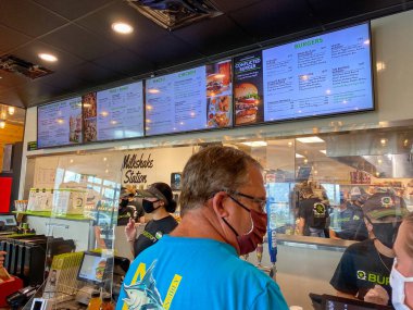 Orlando, FL / USA -10 / 10 / 20: İnsanlar Florida 'daki Nona Orlando Gölü' ndeki Burger Fi fast food restoranından yemek sipariş ediyorlar.