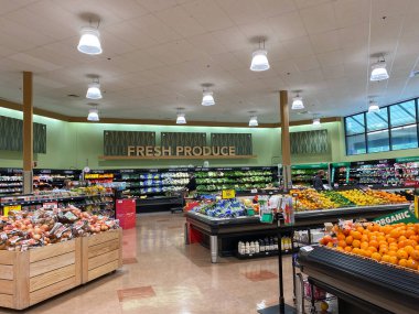 Orlando, FL / USA -10 / 2 / 20: Schnucks marketinin renkli taze meyve ve sebzeleri tüketiciler tarafından satın alınmaya hazır taze üretim reyonu.