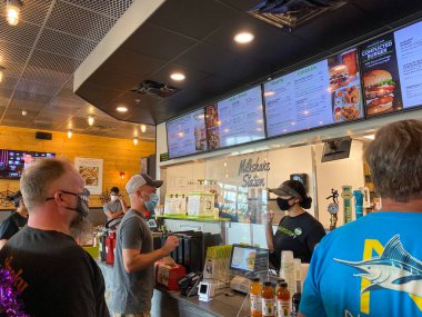 Orlando, FL / USA -10 / 10 / 20: İnsanlar Florida 'daki Nona Orlando Gölü' ndeki Burger Fi fast food restoranından yemek sipariş ediyorlar.