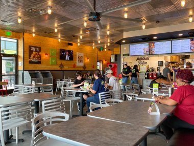 Orlando, FL / USA -10 / 10 / 20: İnsanlar Nona Orlando Gölü, Florida 'daki Burger Fi fast food restoranında yemek yiyor.