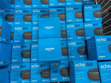 Orlando, FL / USA-10 / 14 / 20: Bir Best Buy zinciri elektronik mağazasının vitrininde satılık Amazon Dot sanal asistanları kutuları.