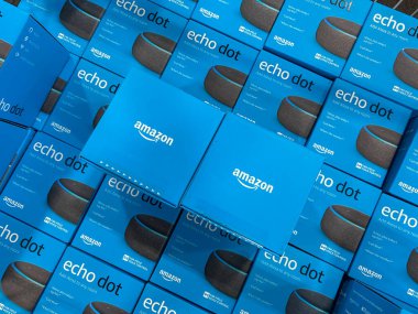 Orlando, FL / USA-10 / 14 / 20: Bir Best Buy zinciri elektronik mağazasının vitrininde satılık Amazon Dot sanal asistanları kutuları.