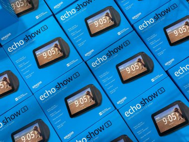 Orlando, FL / USA-10 / 14 / 20: Amazon Echo Show 'un sanal asistanları Best Buy zincirindeki bir perakende mağazasında satılık..