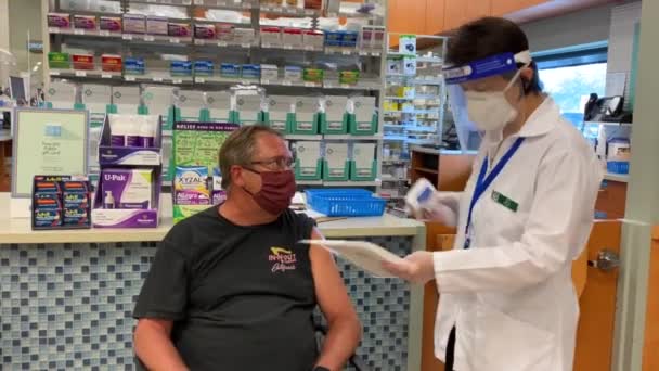 Orlando Usa Homem Mais Velho Recebendo Uma Vacina Contra Gripe — Vídeo de Stock