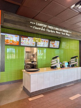 Orlando, FL USA - 17 Haziran 2025: Orlando, Florida ABD 'deki Campero Fried and Grried Chicken restoranının içi.