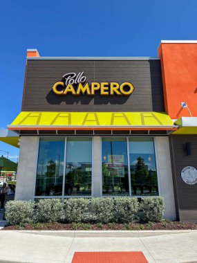 Orlando, FL USA - 17 Haziran 2025: Orlando, Florida ABD 'deki Campero Fried and Grried Chicken restoranının dışı.