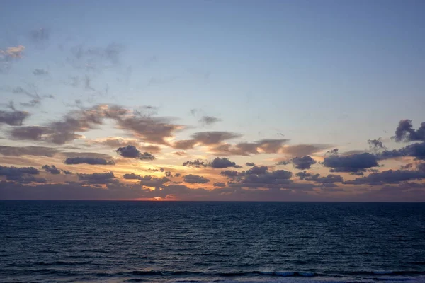 Un Lever De Soleil Colore Sur L Ocean Atlantique Par Une Belle Matinee D Ete Dieu Gros Stock Photo