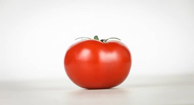Beyaz arkaplanda izole edilmiş domates