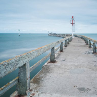 Denizde bir iskelede uzun bir köprü