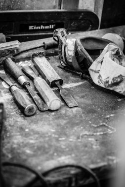 Arkadaki araçlar ve beyaz mahsuller