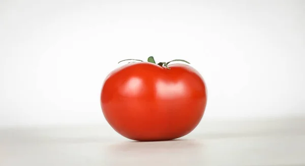 Beyaz arkaplanda izole edilmiş domates