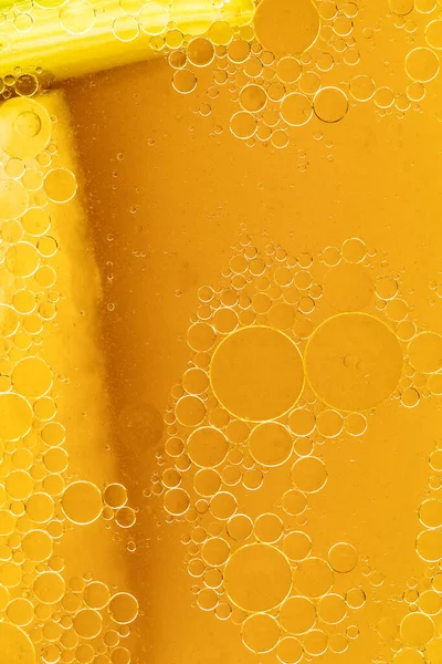 Portakal suyunun yüzeyinde yağ kabarcıkları