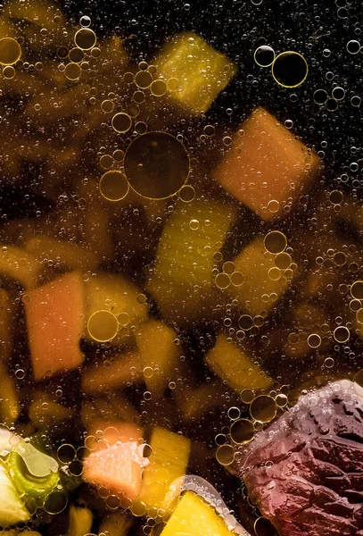 Çorbada yağlı baloncuk ve altında sebzeler.