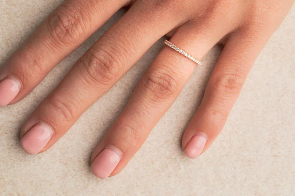 Yüzük tutan bir ele yaklaş